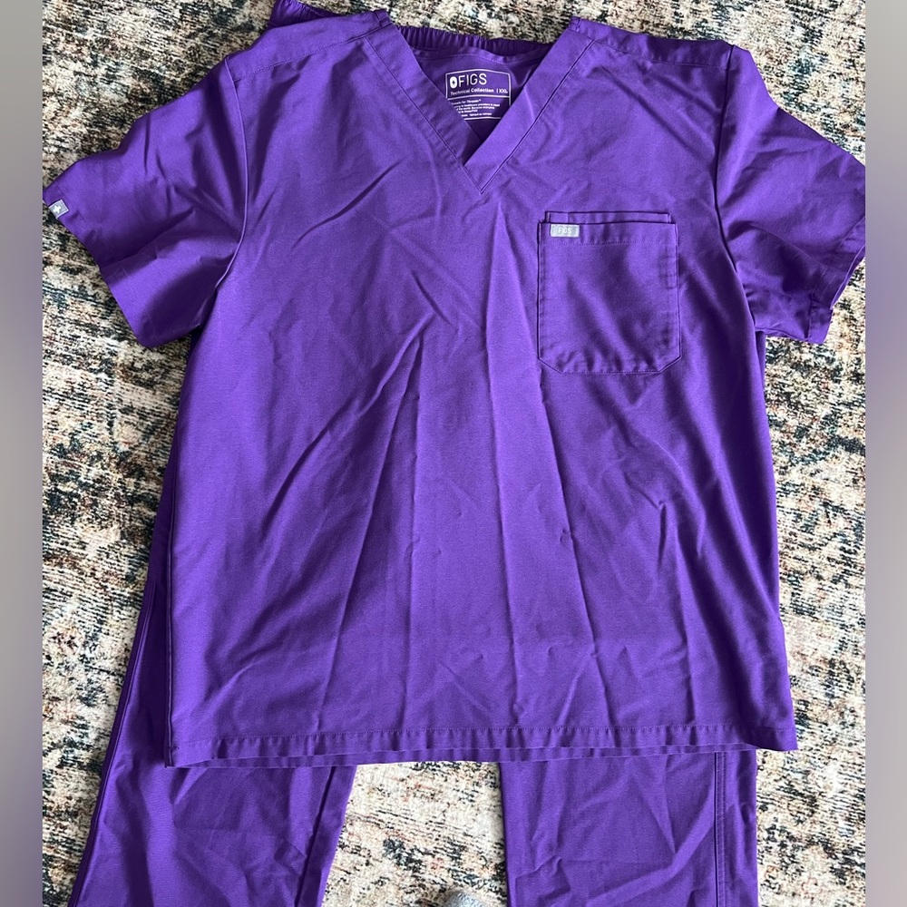 Men’s XXL FIGS ultra violet Cairo cargo scrub pants and XXL double-pocket top